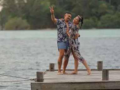 Jauh dari gosip miring, dua bintang FTV, Sharena dan Ryan Delon selalu romantis di berbagai momen. Dalam setiap unggahannya di media sosial, Sharena dan Ryan Delon kerap pamer kemesraan yang bikin baper. Awet muda di usia hampir kepala 4, kebersamaan pasangan ini selalu terlihat bak pasangan ABG. (Liputan6.com/IG/@mrssharena)