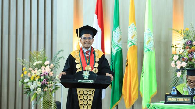 Rektor IAIN Kudus, Prof. Abdurrohman Kasdi ngarepake lulusan IAIN dadi generasi sing tangguh, tangguh lan tanggap. (Liputan6.com/Arief Pramono)