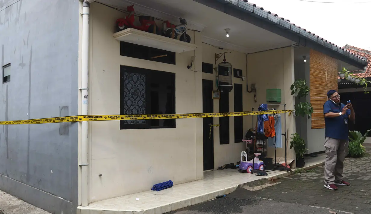 Keempat bocah tersebut pertama kali ditemukan setelah warga sekitar mencium bau tidak sedap dari rumah bocah itu. (Liputan6.com/Herman Zakharia)