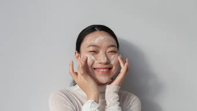 Kebiasaan Mencuci Wajah yang Bisa Merusak Skin Barrier (Foto/Sumber: Freepik)