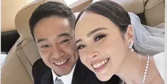 MUA Archangela Chelsea memoles wajah Pamela dengan riasan flawless bercahaya. Dengan riasan mata smokey, blush on coral, dan lipstik nude yang cocok di kulit putih Pamela [@pammybowie]