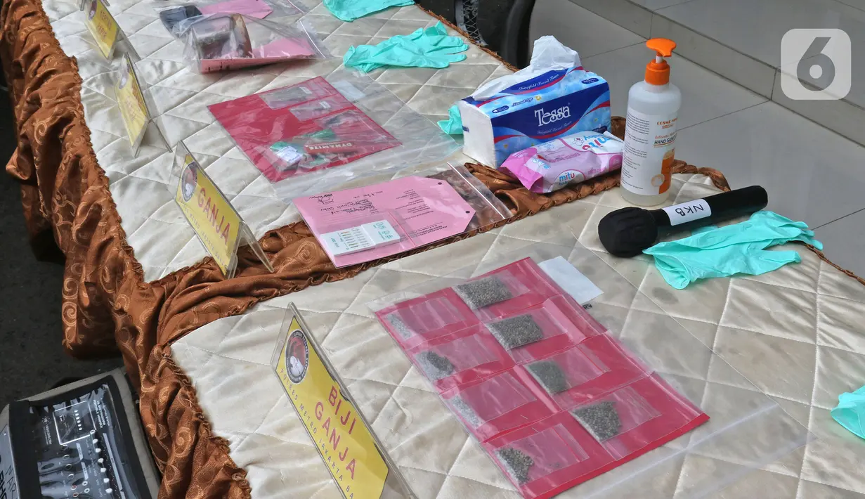 Barang bukti kasus narkoba yang menjerat musisi Erdian Aji Prihartanto alias Anji dihadirkan saat konferensi pers rilis pengungkapan di Polres Metro Jakarta Barat, Jakarta, Rabu (16/6/2021). (Liputan6.com/Herman Zakharia)