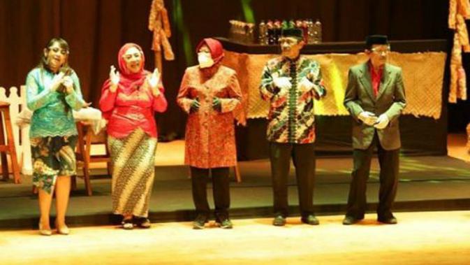 Wali Kota Surabaya Tri Rismaharini (Risma) jadi tamu istimewa di pertunjukan ludruk pada Parade Seni dan Budaya Surabaya. (Foto: Instagram @sapawargasby)