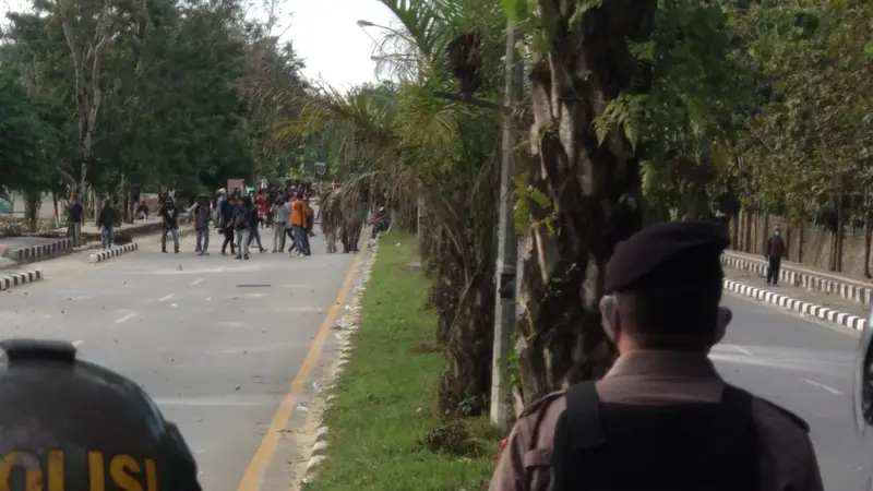 Demonstrasi peringatan setahun mahasiswa tewas di Kendari, mahasiswa dan polisi terlibat baku lempar, Sabtu (26/9/2020).(Liputan6.com/Ahmad Akbar Fua)