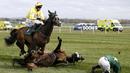 Kuda Curious Carlos yang dikendalikan Sean Bowen terjatuh dalam final 1.40 The Alder Hey Children's Charity Handicap Hurdle Race di Aintree Racecourse, Inggris, (8/4/20)16  (Action Images via Reuters/Andrew Boyers)