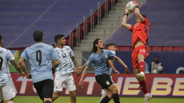 Foto Copa America: Aksi Garang Emiliano Martinez yang dapat Pujian dari Lionel Messi Bersama Argentina di Copa America 2021