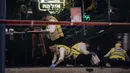 Anggota tim penyelamatan dan pemulihan Zaka membersihkan darah dari lokasi penembakan di Tel Aviv, Israel, 7 April 2022. Penembakan ini menjadi serangan keempat dalam beberapa pekan terakhir. (AP Photo/Ariel Schalit)