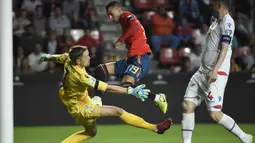 Proses terjadinya gol yang dicetak gelandang Spanyol, Rodrigo, ke gawang Kepulauan Faroe pada laga Kualifikasi Piala Eropa 2020 di Stadion El Molinon, Gijon, Minggu (8/9). Spanyol menang 4-0 atas Kepulauan Faroe. (AFP/Miguel Riopa)