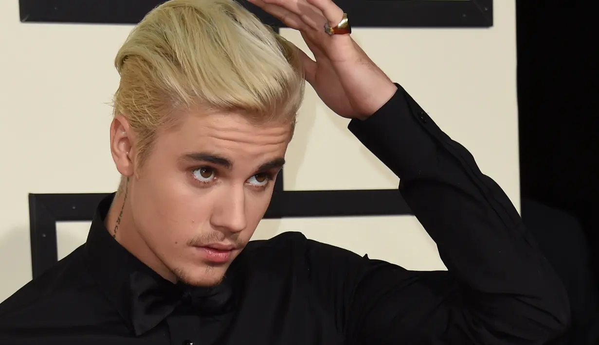 Pelantun lagu 'Baby' ini meluangkan waktu dalam kesibukannya menggelar konser beberapa kota didunia. Bahkan, Justin asyik menangkap Pokemon bersama sahabatnya. (AFP/Bintang.com)