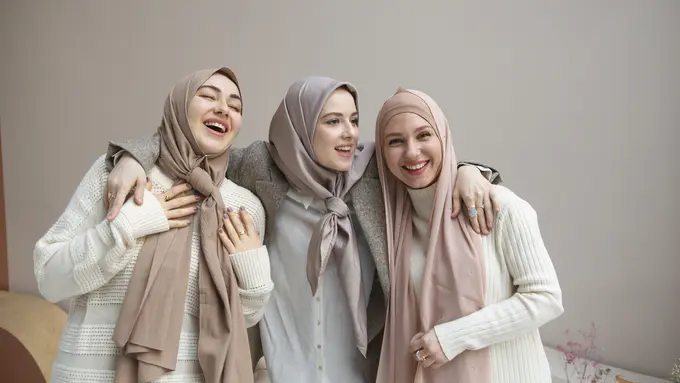 perempuan berhijab muslim bahagia