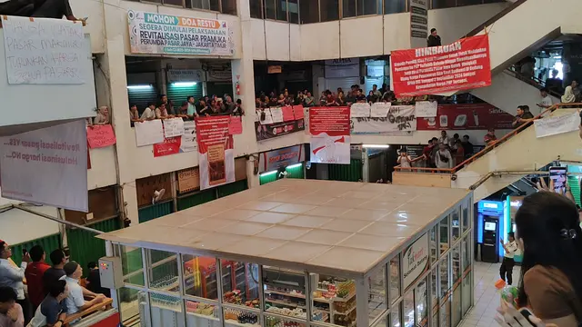 Suasana Pasar Pramuka penuh dengan spanduk demo pedagang