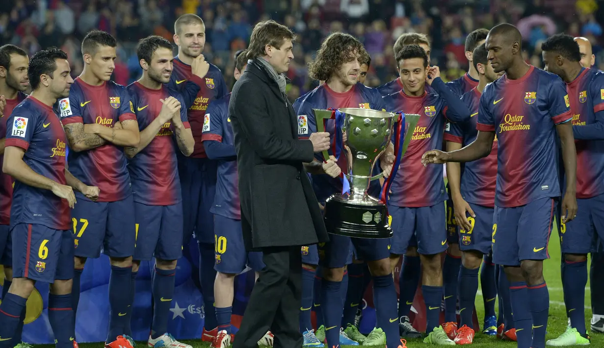 Nama macam Cesc Fabregas, Carles Puyol dan tentunya Lionel Messi memiliki peran vital dalam raihan tersebut. Pada musim itu Blaugrana meraih 32 kemenangan, dan dua hasil imbang. (AFP/Lluis Gene)