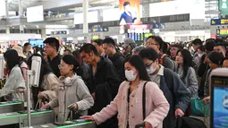 Tiongkok menjadi salah satu negara yang juga ikut merayakan Hari Buruh Internasional. Tampak dalam foto, para penumpang bersiap menaiki kereta di Stasiun Kereta Api Shanghai Hongqiao, Shanghai, Tiongkok, Kamis 30 April 2026, menjelang libur Hari Buruh yang dimulai pada 1 Mei. (JADE GAO/AFP)