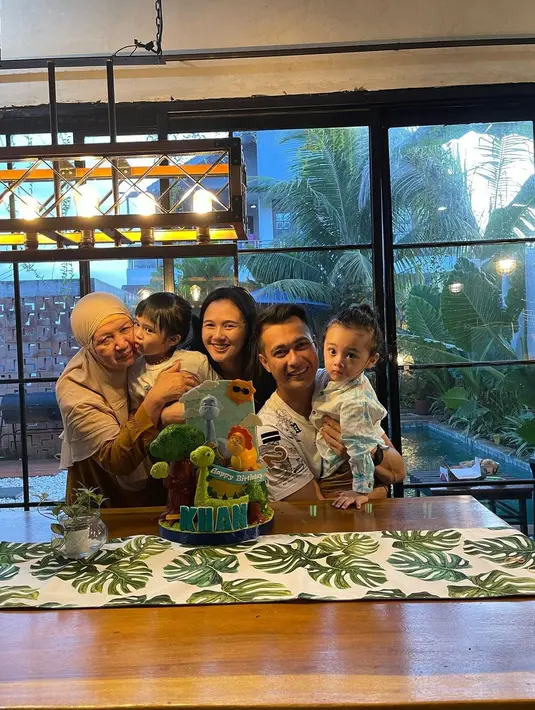 Potret keharmonisan begitu terlihat dari beberapa potret yang kerap dibagikan di akun instagram keduanya. Momen hangat perayaan ulang tahun anak keduanya. [Instagram/ezagio]