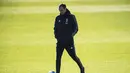 Pelatih Juventus, Massimiliano Alegri pimpin latihan rutin Juventus jelang laga lanjutan grup H Liga Champions yang berlangsung di stadion Stade de Suisse, kamis (13/12). Juventus akan berhadapan dengan tuan rumah Young Boys. (AFP/Marco Bertorello)