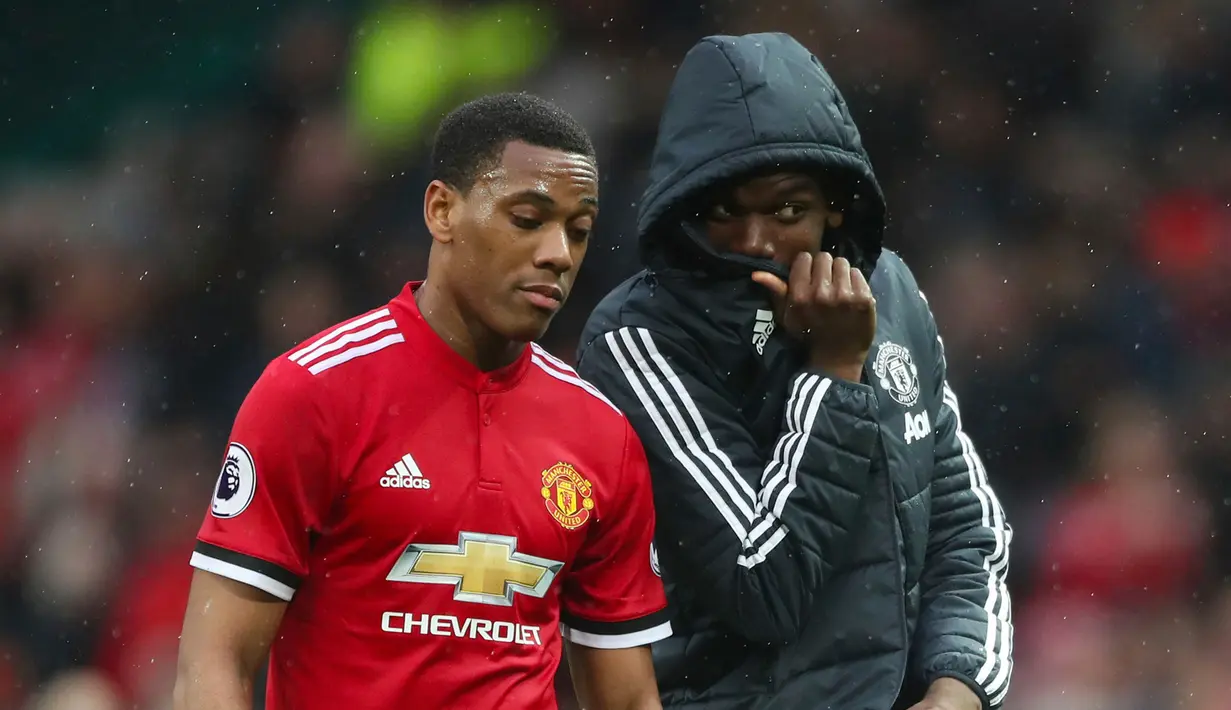 Pemain Manchester United, Anthony Martial (kiri) dan gelandang Paul Pogba berjalan usai pertandingan melawan West Bromwich Albion di Old Trafford, Inggris (15/4). MU kalah 0-1 atas West Bromwich Albion. (Nick Potts/PA via AP