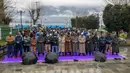 Para pria muslim memanjatkan doa pada peringatan Isra Miraj di Masjid Hazratbal, Srinagar, Kashmir, India, Jumat (12/3/2021). Ribuan muslim Kashmir berkumpul di Masjid Hazratbal yang menyimpan janggut Nabi Muhammad. (AP Photo/Dar Yasin)