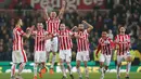 Para pemain stoke berselbrasi setelah timnya menang melawan Chelsea dikandangnya sendiri, Inggris, Selasa (27/19/2015). Stoke menjadi mimpi buruk bagi pelatih Chelsea Mourinho. (Reuters/Alex Morton)