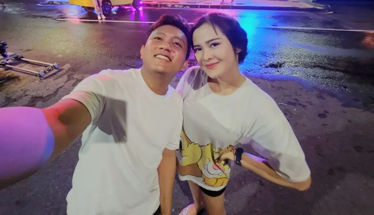 Bella adalah gadis asal Madiun yang kini berusia 24 tahun. Selain jadi bintang video klip Los Dol, Bella Bonita berperan sebagai Ayu dalam series Kalih Welasku bersama Denny Caknan.
(Liputan6.com/IG/@denny_caknan)