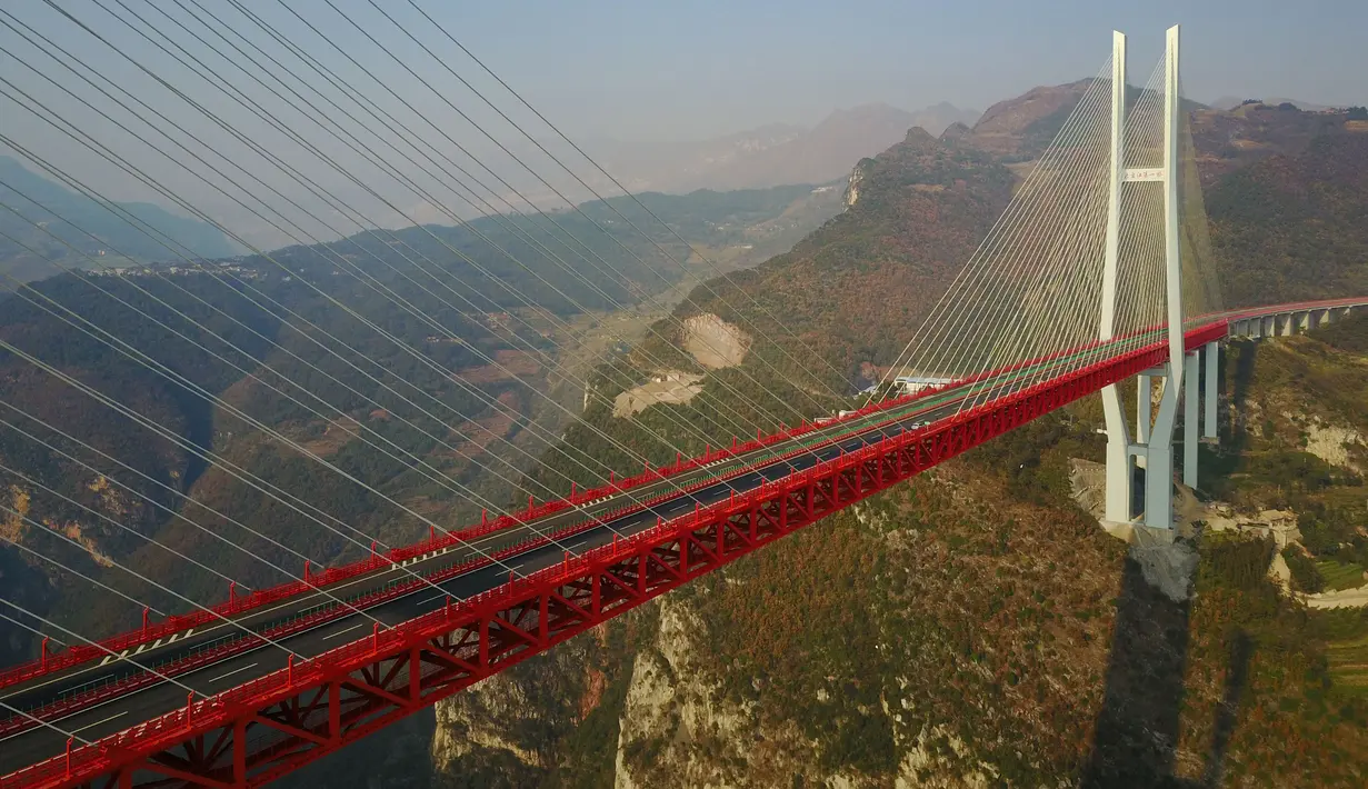 Gambar yang diambil pada 28 Desember 2016 menunjukkan jembatan Beipanjiang di dekat Bijie, Provinsi Guizhou, barat daya China. Sebelum ini, China juga memiliki jembatan tertinggi di dunia yakni Sidu River Bridge. (STR / AFP)