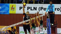 Pemain Surabaya Samator, Riedel Alfonso GT (14) melakukan smesh ke daerah Jakarta BNI Taplus pada laga putaran kedua Pertamina Proliga 2016 di Hall A Senayan Jakarta, Jumat (1/4/2016). Samator unggul 3-2 atas BNI Taplus. (Liputan6.com/Helmi Fithriansyah)