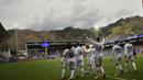 Para pemain Real Madrid merayakan gol yang dicetak oleh Cristiano Ronaldo ke gawang Eibar pada laga La Liga di Stadion Ipurua, Sabtu (10/3/2018). Eibar takluk 1-2 dari Real Madrid. (AP/Alvaro Barrientos)