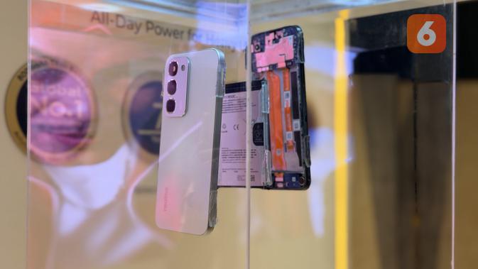 Realme C100. (Liputan6.com/ Yuslianson)