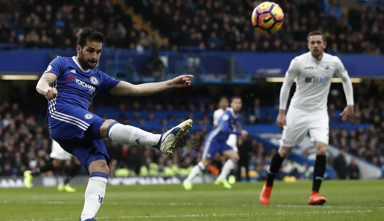 Gelandang Chelsea, Cesc Fabregas, berusaha memberikan umpan saat melawan Swansea. Bermain di kandang, Chelsea lebih menguasai jalannya dengan statistik penguasaan bola mencapai 64 persen. (AFP/Adrian Dennis)