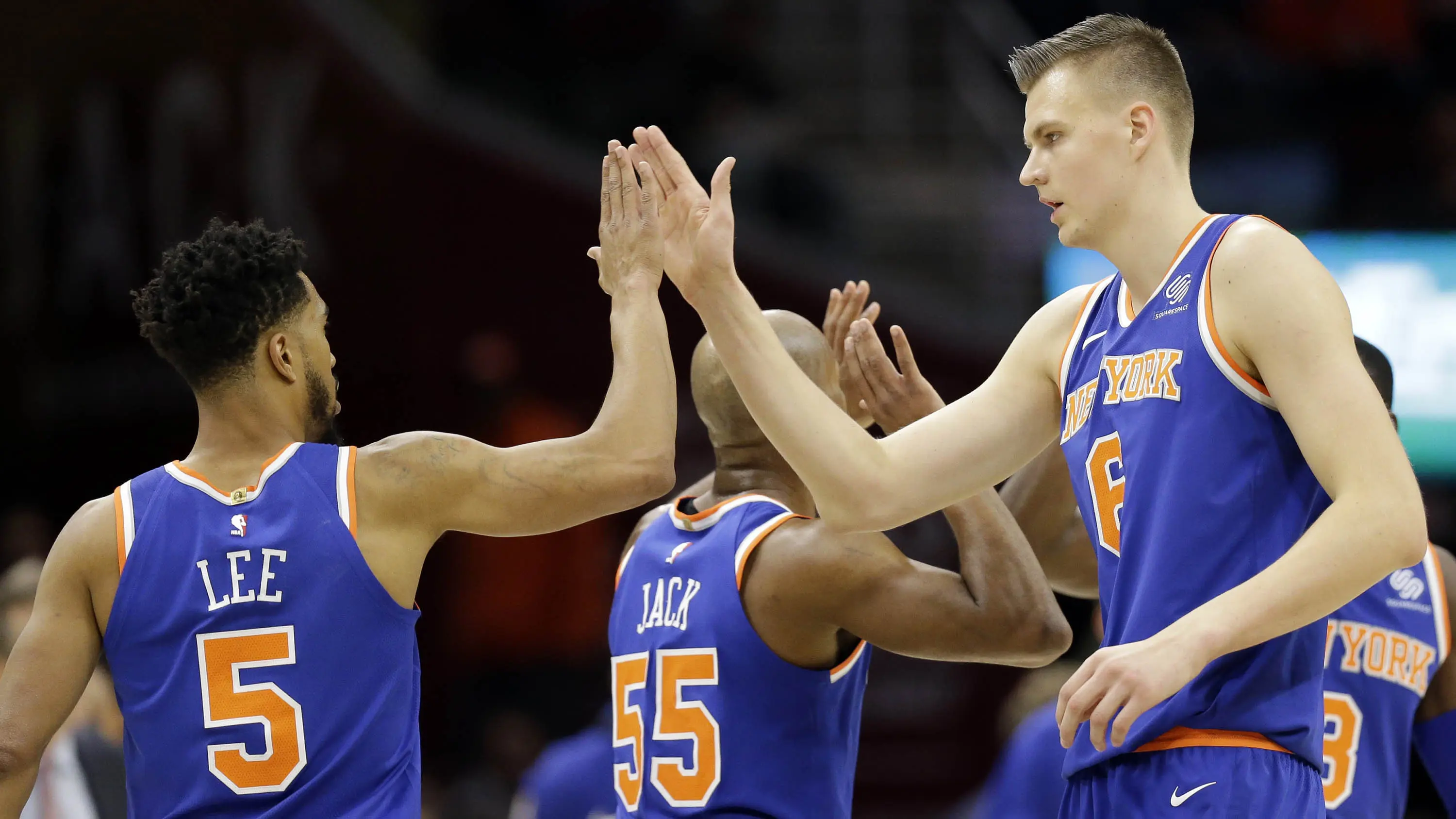 Kristaps Porzingis (kanan) jadi pilar New York Knicks. (AP/Tony Dejak)