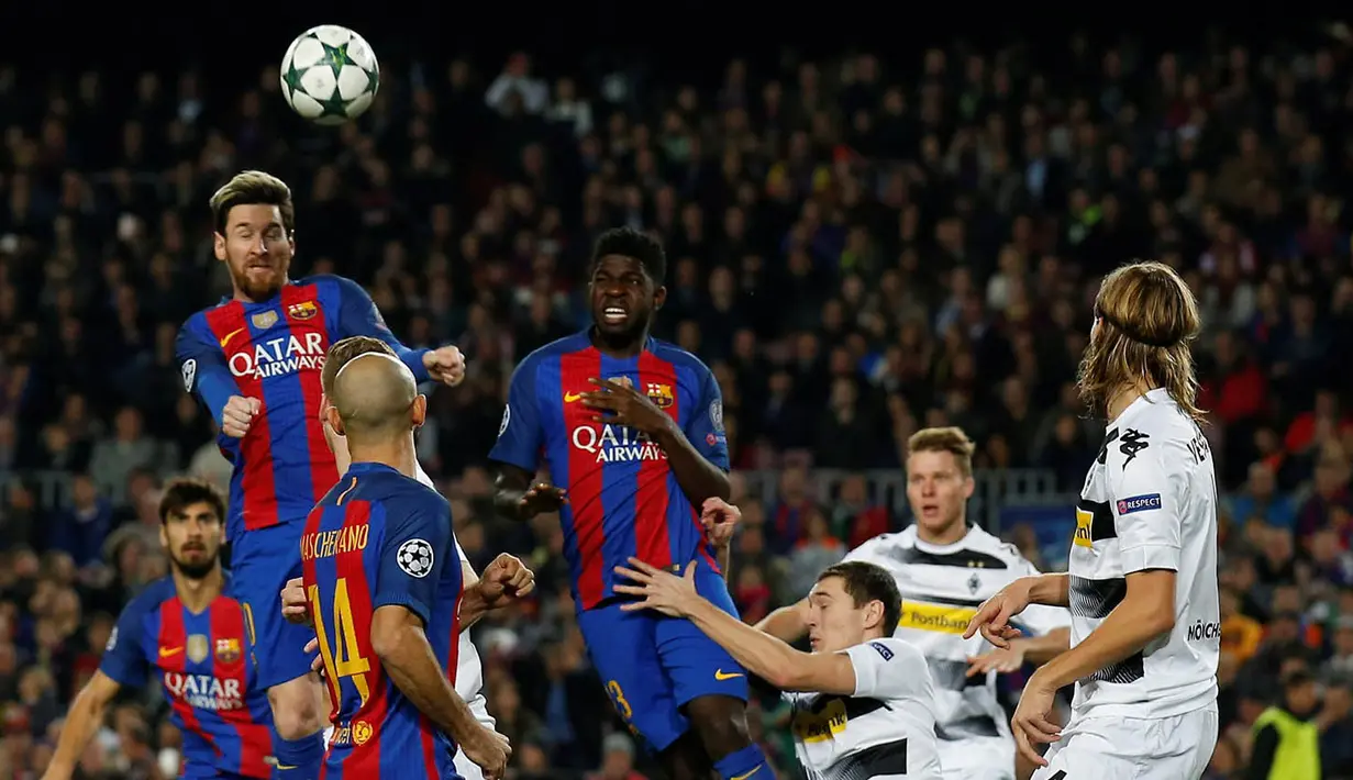 Penyerang Barcelona, Lionel Messi, berusaha menyundul bola saat melawan Gladbach. Gol kemenangan Barcelona dicetak oleh Lionel Messi dan hat-trick dari Arda Turan. (Reuters/Albert Gea)