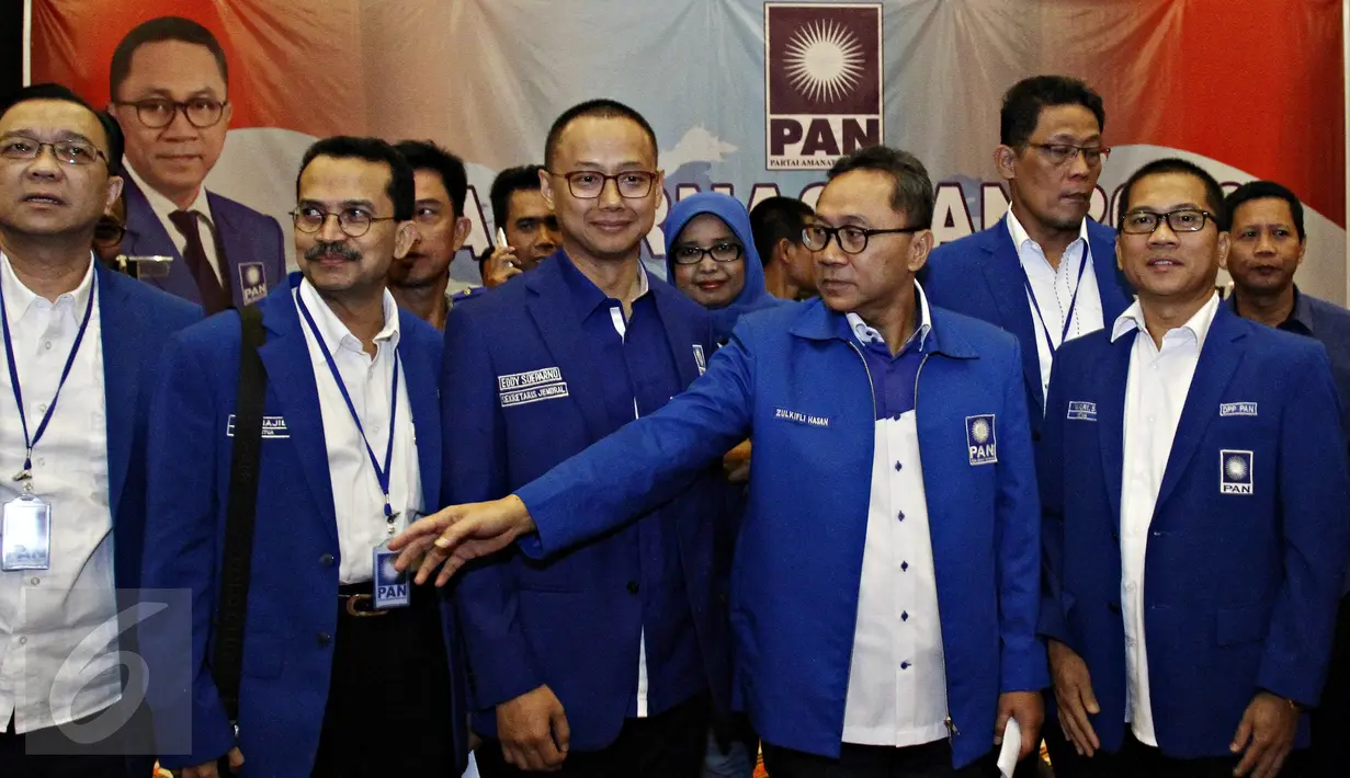 Ketua Umum PAN Zulkifli Hasan (kedua kanan) bersama jajaran PAN lainnya usai Rakernas di Hotel Mercure, Jakarta, (29/5). Rakernas tersebut, peserta membahas dua hal, yakni internal dan eksternal PAN. (Liputan6.com/Immanuel Antonius)