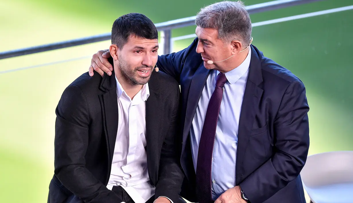 Usai hanya tampil 5 kali bersama Barcelona musim ini dengan mencetak 1 gol sebagai imbas cedera dan kondisi jantung yang bermasalah, pada 15 Desember 2021 Sergio Aguero memutuskan pensiun dari karier sepak bolanya sebagai pemain. (AFP/Pau Barrena)