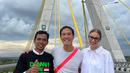 UAS bersama VJ Daniel dan istri menyempatkan berpose di atas jembatan Siak, Pekanbaru, yang membutuhkan waktu 10 tahun pembangunannya. (Foto: Instagram/@ustadzabdulsomad_official)