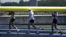 Tim dayung putra Inggris membawa perahu mereka setelah sesi latihan jelang Olimpiade Tokyo 2020 di Sea Forest Waterway, Tokyo, Jepang, Minggu (18/7/2021). Olimpiade Tokyo 2020 dijadwalkan bergulir mulai 23 Juli hingga 8 Agustus 2021. (AP Photo/Jae C. Hong)