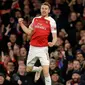 Gelandang Arsenal, Aaron Ramsey berselebrasi setelah mencetak gol ke gawang Napoli pada leg pertama perempat final Liga Eropa di Stadion Emirates, Kamis (11/4). Arsenal mendekatkan diri ke semifinal setelah berhasil mengalahkan Napoli 2-0. (AP/Kirsty Wigg