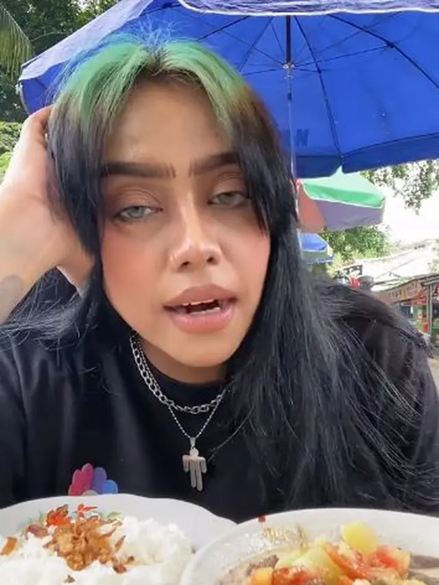6 Potret Dinda Metalyana, Cewek Viral yang Mirip Billie Eilish Versi Suka Mi Ayam
