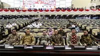 Ketua MPR RI Bambang Soesatyo, bersama Wakil Ketua MPR, Ahmad Basarah, Arsul Sani, dan Wakil Pimpinan DPR RI Sufimi Dasco ahmad, Rachmat Gobel, Lodewijk Freidrich Paulus, menyaksikan gladi bersih persiapan Sidang Tahunan MPR RI, Sidang Bersama DPR RI dan DPD RI dan Sidang Paripurna DPR RI di Kompleks Parlemen, Jakarta, Senin (15/8/2022). (Liputan6.com/Johan Tallo)