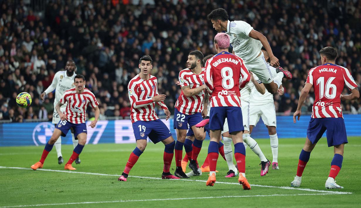 Pemain Real Madrid, Alvaro Rodriguez mencetak gol penyeimbang 1-1 ke gawang Atletico Madrid pada laga lanjutan Liga Spanyol 2022/2023 yang berlangsung di Santiago Bernabeu, Spanyol, Minggu (26/02/2023) dini hari WIB. (AFP/Pierre-Philippe Marcou)