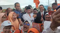 Momen Ibu-Ibu Simpatisan PKS Serbu Anies Usai Dideklarasikan Capres 2024