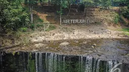 Nama air terjun tersebut adalah Air Terjun Teman.  Tingginya mencapai 12 meter dan lebarnya 20 meter, Sumatera Selatan, Jumat (10/10/2014) (Liputan6.com/Faizal Fanani)
