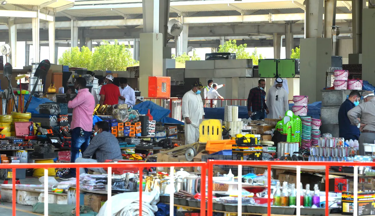 Pasar Jumat di Kegubernuran Farwaniya, Kuwait (10/9/2020). Pasar Jumat, salah satu pasar tertua di Kuwait, pada Kamis (10/9) dibuka kembali setelah tutup selama berbulan-bulan di tengah penyebaran pandemi COVID-19. (Xinhua/Asad)