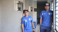 Gaya Taufiq (kiri) dan Abdulrahman di Mess Persib sebelum berangkat ke Jakarta, Jumat (16/10/2015). (Bola.com/Vitalis Yogi Trisna)