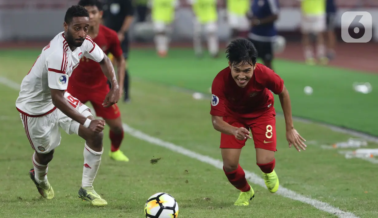 Pemain sayap Indonesia U-19, Witan Sulaeman (kanan) beradu cepat dengan pemain Uni Emirat Arab U-19, Majid Rashid pada penyisihan Grup A Piala AFC U-19 2018 di Stadion GBK, Jakarta, Rabu (24/10). Witan Sulaeman menjadi rekrutan kelima Persija Jakarta pada bursa transfer paruh kedua Liga 1 2022-2023. (Liputan6.com/Helmi Fithriansyah)