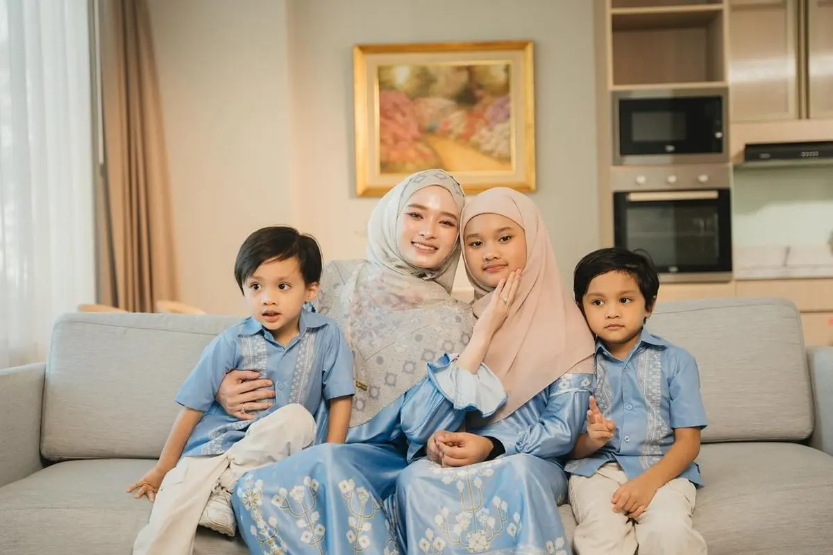 Gaya Inara Rusli Pakai Baju Lebaran Brand Sendiri, Kompak Bareng Buah Hati