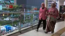 Melawan segala bentuk diskriminasi, Raden Ajeng Kartini berjuang membuka akses untuk perempuan Indonesia agar bisa berkontribusi lebih luas, bukan hanya di lingkungan domestik atau rumah tangga. Tampak dalam foto, beberapa perempuan mengenakan kebaya saat melintas di sekitar kawasan Bundaran Hotel Indonesia, Jakarta, Selasa (21/4/2026). (Kapanlagi.com/Budy Santoso)