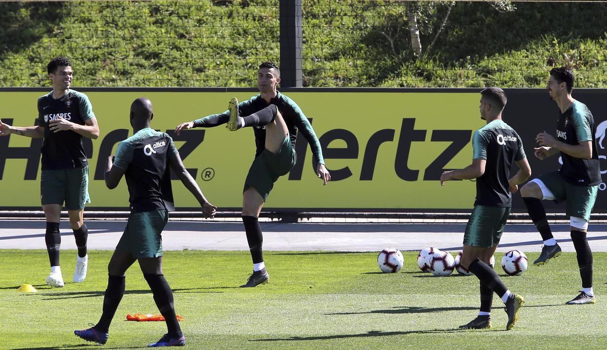 Striker Portugal, Cristiano Ronaldo, saat latihan jelang laga kualifikasi Piala Eropa di Lisbon, Selasa (19/3). Portugal akan berhadapan dengan Ukraina. (AP/Armando Franca)