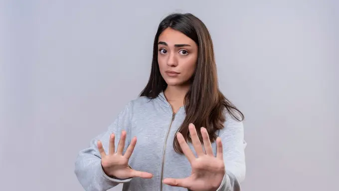 Seorang perempuan dengan gestur menghentikan (Foto Dok: Freepik/stockking)
