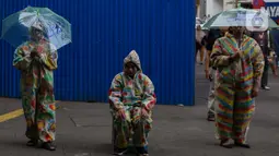 Dalam aksinya mereka menyerukan agar pemerintah meningkatkan fasilitas transportasi umum, termasuk kereta api, bus, dan jalanan yang aman bagi perempuan. (Liputan6.com/Angga Yuniar)