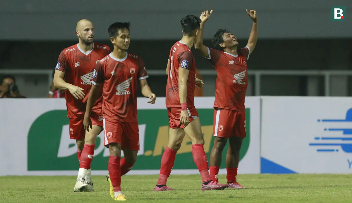 Namun, keunggulan Arema tidak bertahan lama. Selang dua menit, PSM mencetak gol balasan lewat Ilham Udin Armaiyn yang melakukan tendangan voli meneruskan umpan dari sundulan Sutanto Tan yang m di kotak penalti. (Foto: Bola.com/M Iqbal Ichsan)