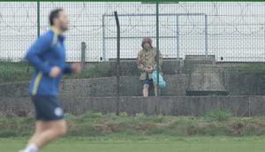 Seorang tentara yang sempat diduga sebagai memata-matai sesi latihan Bosnia jelang duel kontra Italia pada play-off Piala Dunia 2026. (Dok. X/@IstragaB)